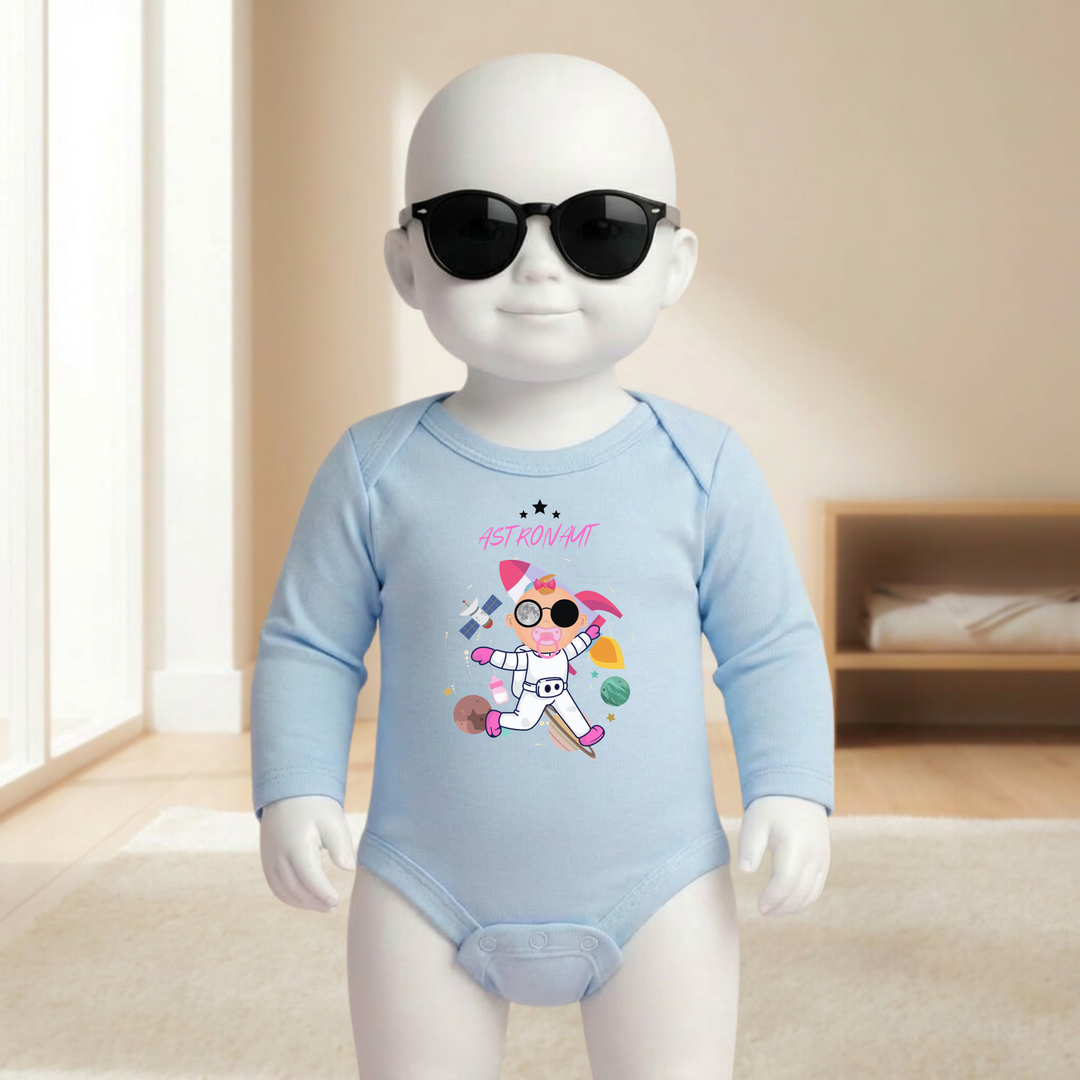 Baby Body schwarz langarm für Mädchen am Mannequin getragen, stylischer Babybody mit Astronaut- Motiv und Raketen- Design für kleine Entdeckerinnen von TIMMY &amp; MIMMY