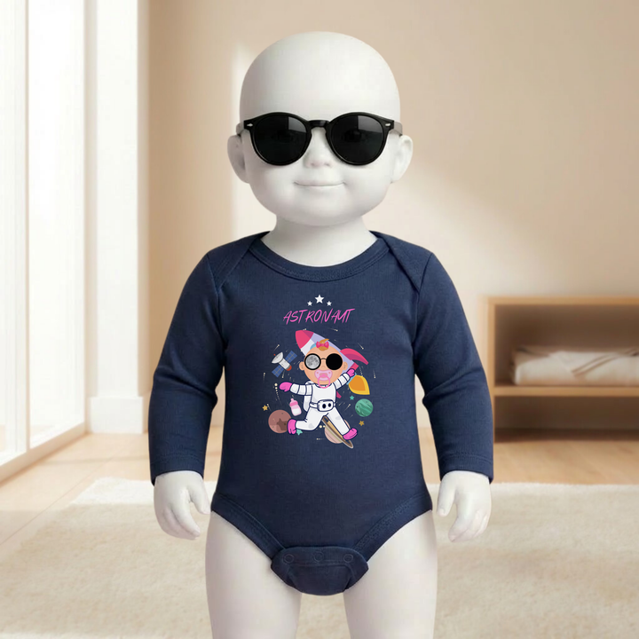 Baby Body schwarz langarm für Mädchen am Mannequin getragen, stylischer Babybody mit Astronaut- Motiv und Raketen- Design für kleine Entdeckerinnen von TIMMY &amp; MIMMY