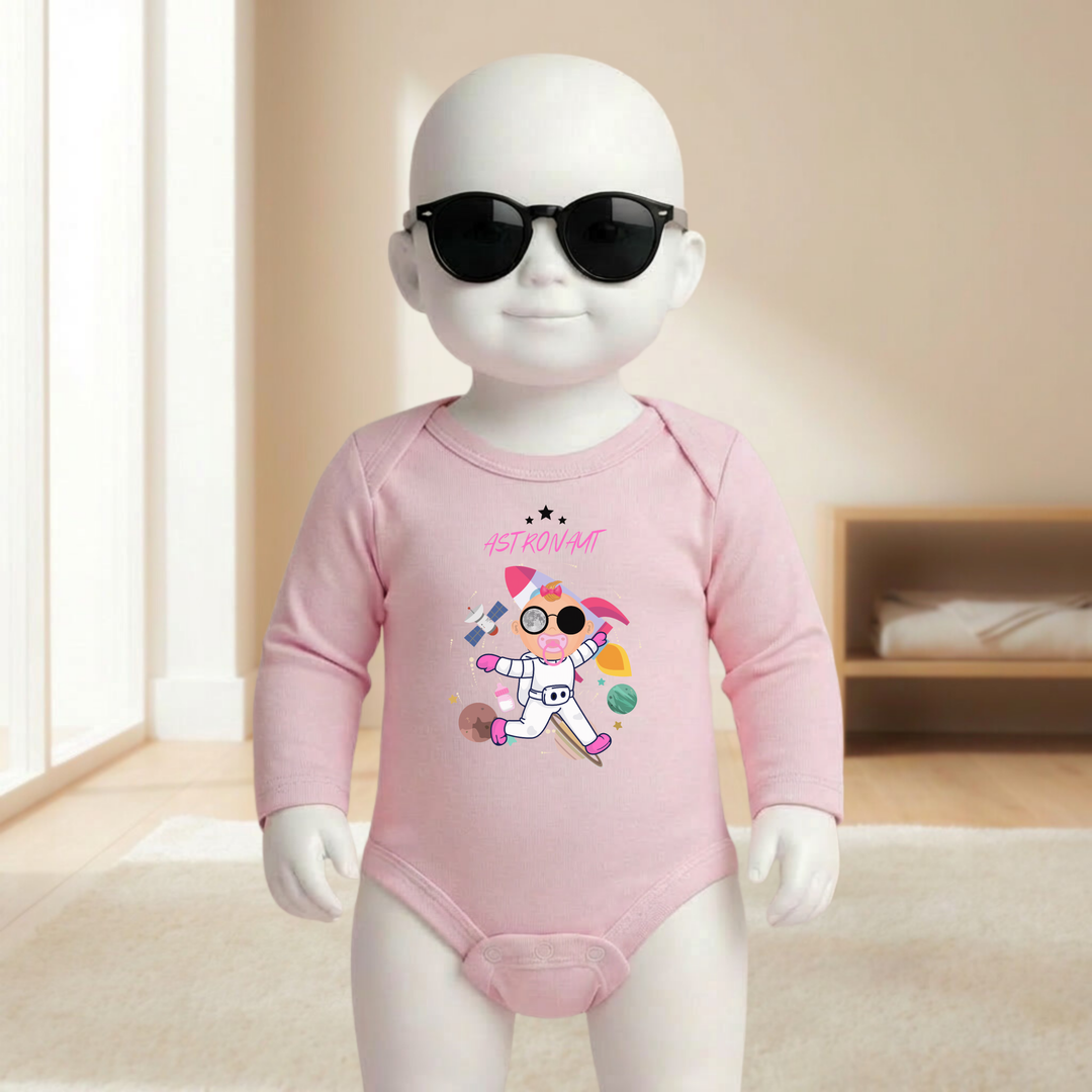 Baby Body schwarz langarm für Mädchen am Mannequin getragen, stylischer Babybody mit Astronaut- Motiv und Raketen- Design für kleine Entdeckerinnen von TIMMY &amp; MIMMY