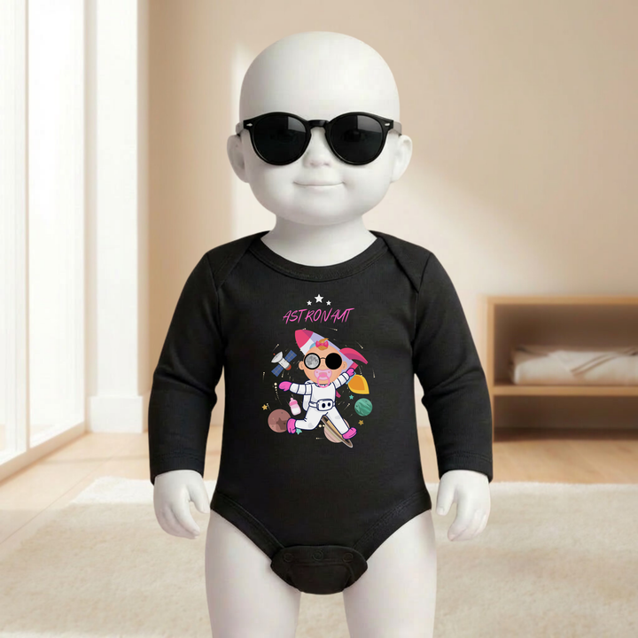 Baby Body schwarz langarm für Mädchen am Mannequin getragen, stylischer Babybody mit Astronaut- Motiv und Raketen- Design für kleine Entdeckerinnen von TIMMY &amp; MIMMY