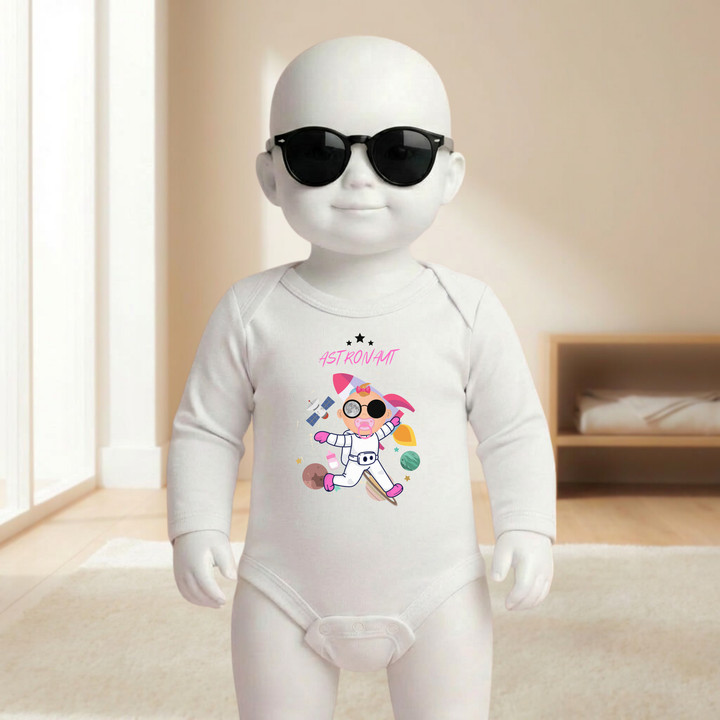 Baby Body schwarz langarm für Mädchen am Mannequin getragen, stylischer Babybody mit Astronaut- Motiv und Raketen- Design für kleine Entdeckerinnen von TIMMY &amp; MIMMY