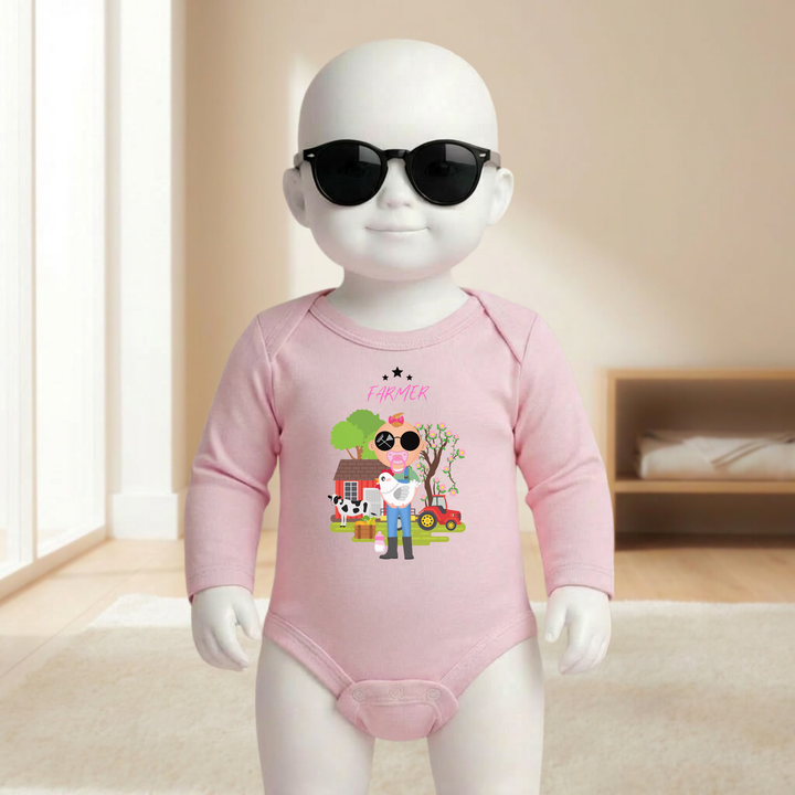 Baby Body rosa langarm für Mädchen am Mannequin getragen, stylischer Babybody mit Farmer Motiv und Bauernhof Design für kleine Bäuerinnen von TIMMY &amp; MIMMY