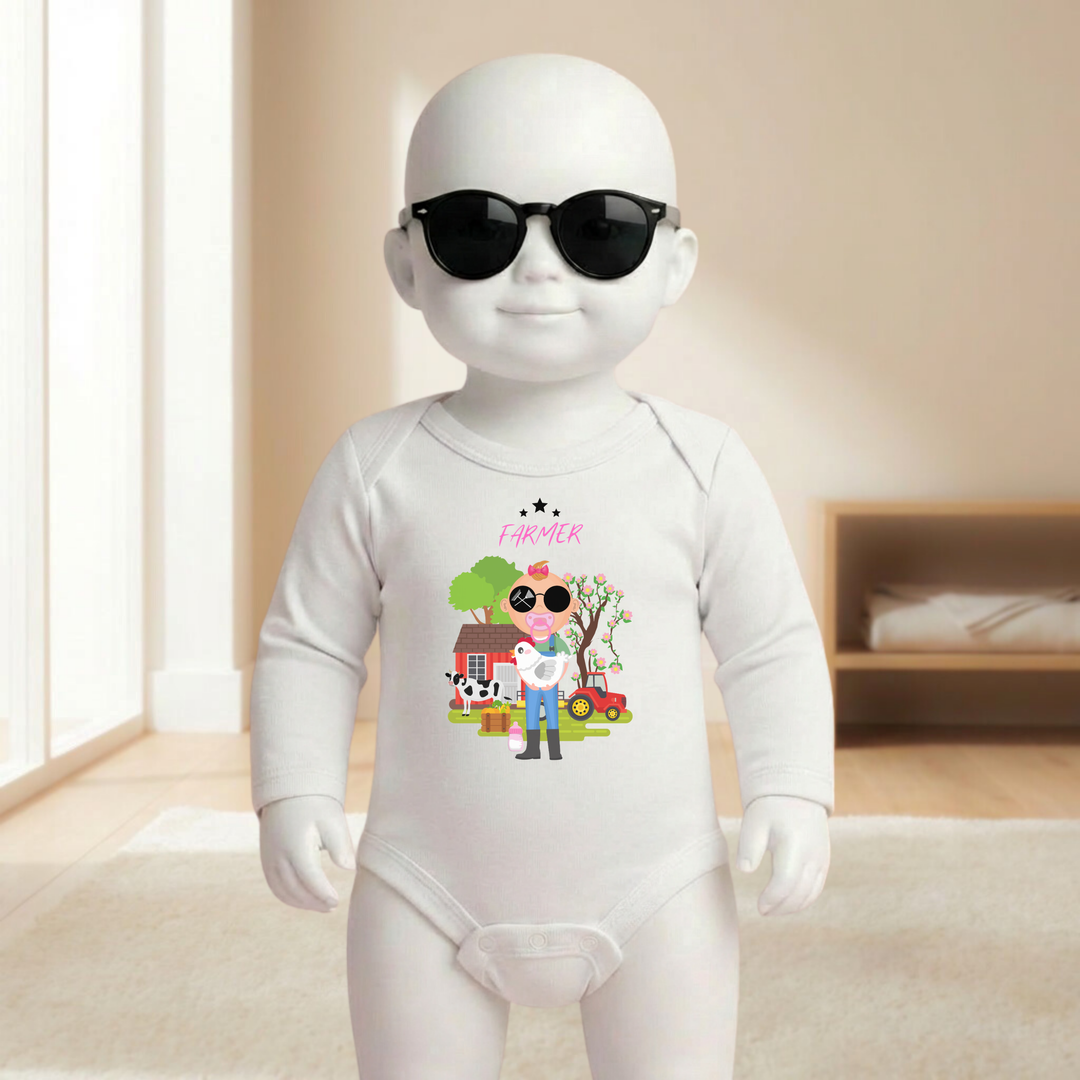 Baby Body weiß langarm für Mädchen am Mannequin getragen, stylischer Babybody mit Farmer Motiv und Bauernhof Design für kleine Bäuerinnen von TIMMY &amp; MIMMY
