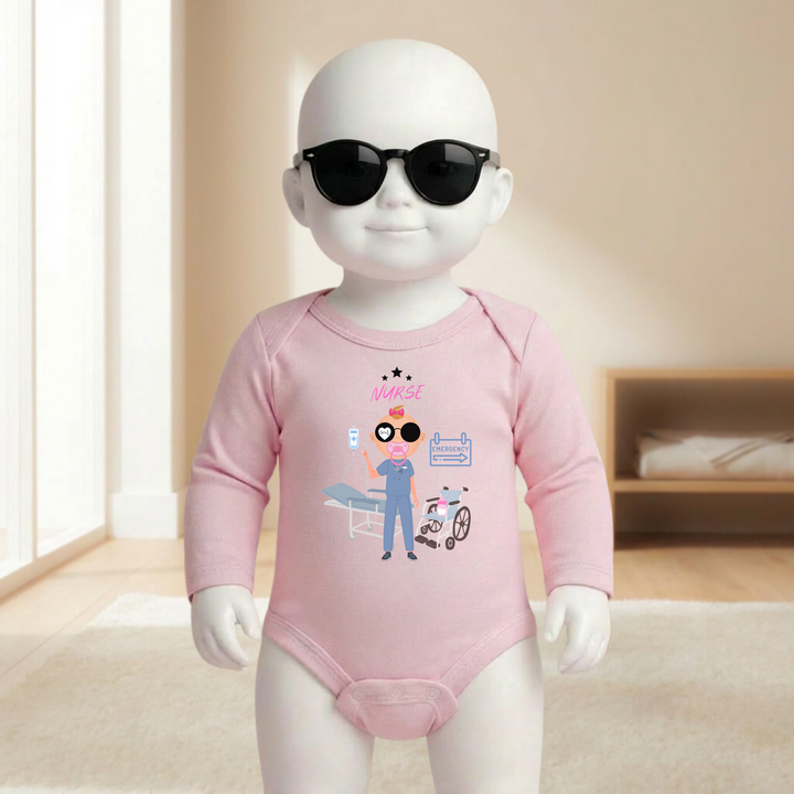 Baby Body rosa langarm für Mädchen am Mannequin getragen, stylischer Babybody mit Nurse Motiv für kleine Krankenschwestern der Baby- &amp; Kleinkind- Marke TIMMY &amp; MIMMY