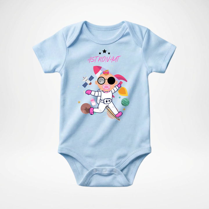 Hellblauer Baby Body kurzarm für Mädchen mit Astronaut Motiv, cooler Babybody aus Baumwolle mit Weltall und Raketen Design der Baby-&amp; Kleinkind- Marke TIMMY &amp; MIMMY