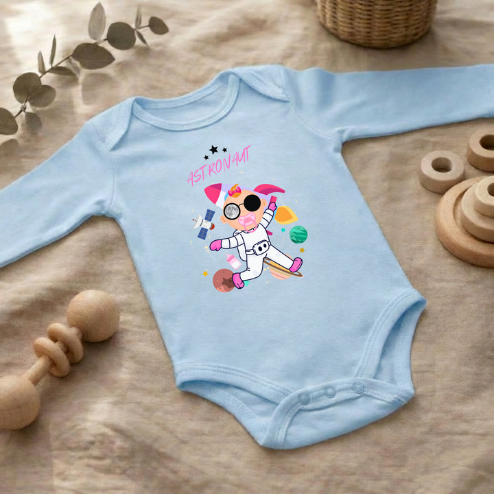 Hellblauer Baby Body langarm für Mädchen im Flat Lay mit Astronaut Design, Baby Kleidung für Herbst und Winter mit Weltall und Sternen- Motiv von TIMMY &amp; MIMMY