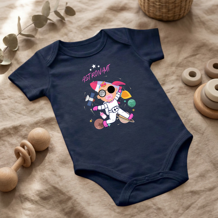 Navy blauer Baby Body für kleine Mädchen mit Astronaut Design im Flat Lay, Baby Kleidung mit Weltraum- und Sternen- Motiv, Geschenkidee für Babys von der Baby und Kleinkind- Brand TIMMY &amp; MIMMY