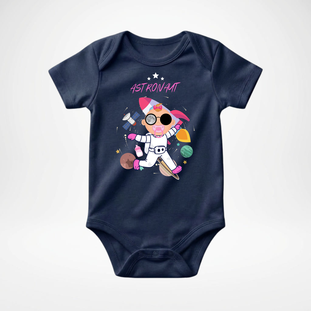 Navy blauer Baby Body kurzarm für Mädchen mit Astronaut Motiv, cooler Babybody aus Baumwolle mit Weltall und Raketen Design der Baby-&amp; Kleinkind- Marke TIMMY &amp; MIMMY