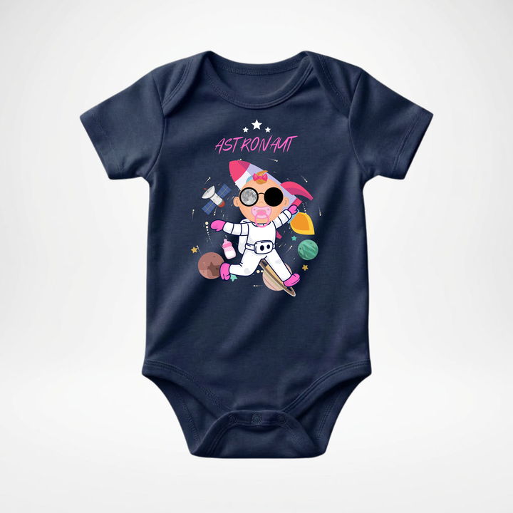 Navy blauer Baby Body kurzarm für Mädchen mit Astronaut Motiv, cooler Babybody aus Baumwolle mit Weltall und Raketen Design der Baby-&amp; Kleinkind- Marke TIMMY &amp; MIMMY