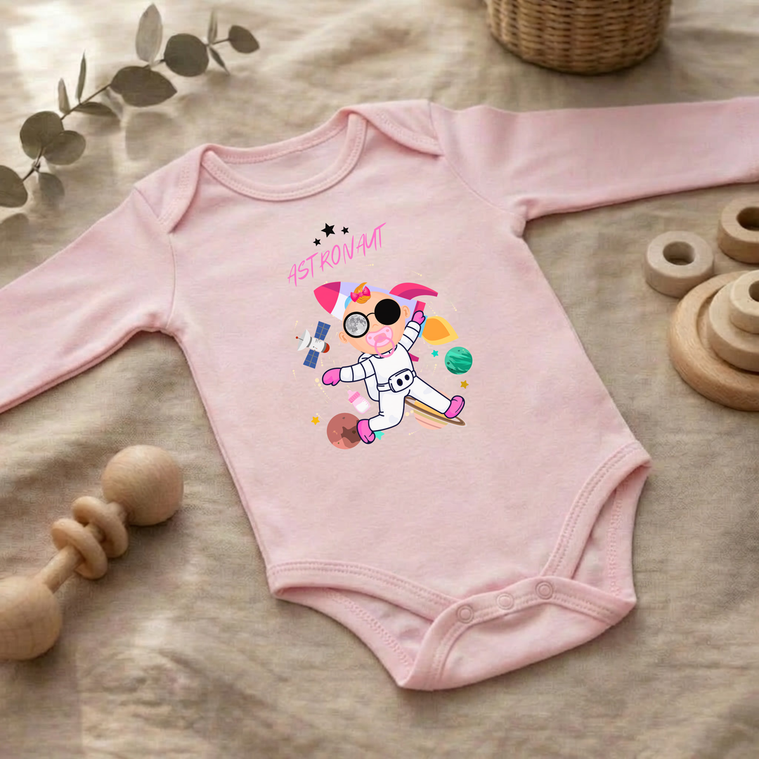 Rosa Baby Body langarm für Mädchen im Flat Lay mit Astronaut Design, Baby Kleidung für Herbst und Winter mit Weltall und Sternen- Motiv von TIMMY &amp; MIMMY