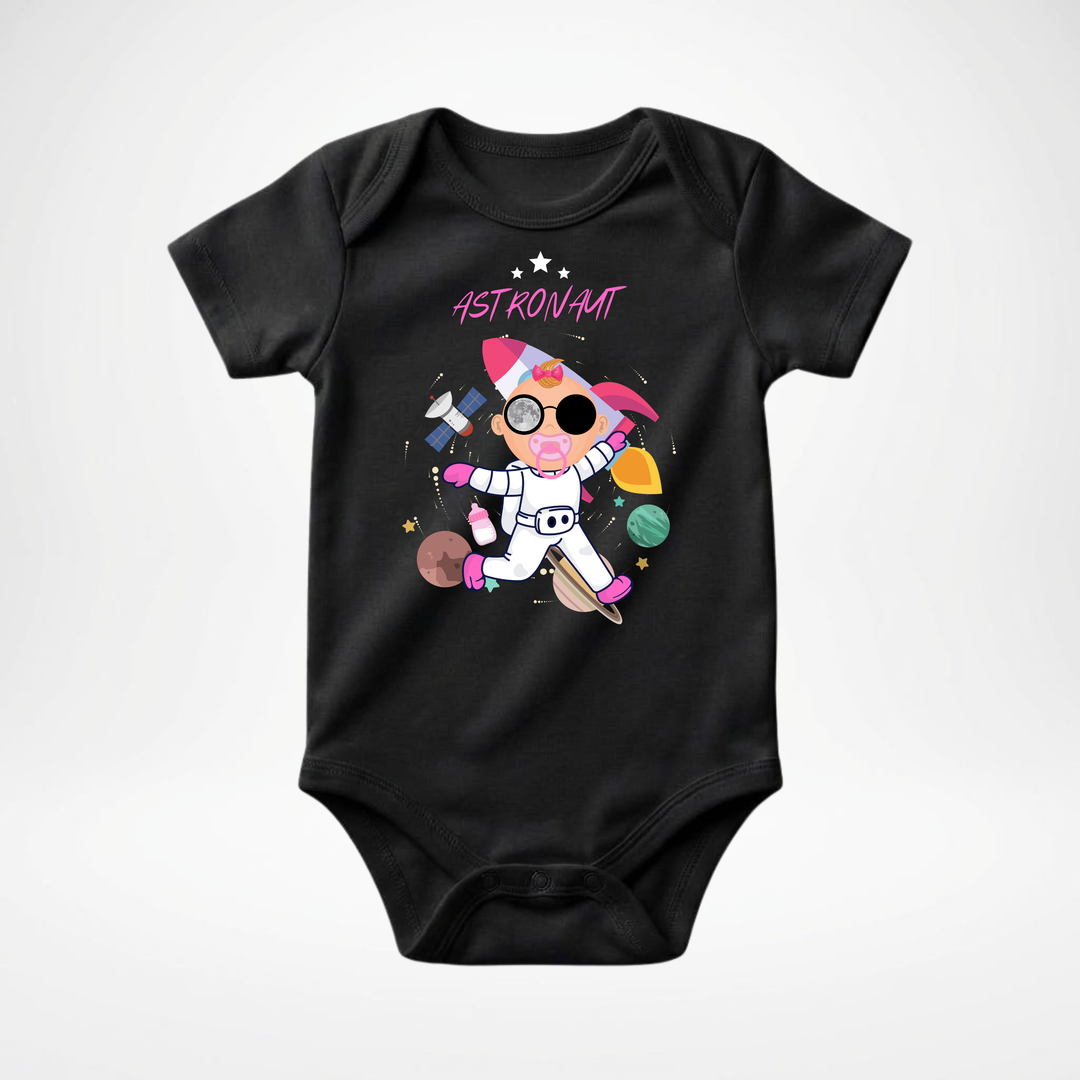Schwarzer Baby Body kurzarm für Mädchen mit Astronaut Motiv, cooler Babybody aus Baumwolle mit Weltall und Raketen Design der Baby-&amp; Kleinkind- Marke TIMMY &amp; MIMMY