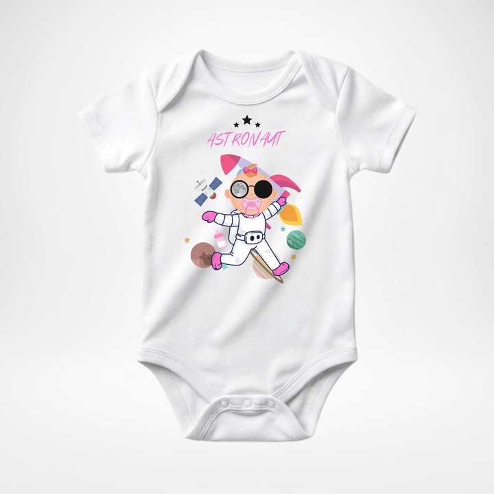 Weißer Baby Body kurzarm für Mädchen mit Astronaut Motiv, cooler Babybody aus Baumwolle mit Weltall und Raketen Design der Baby-&amp; Kleinkind- Marke TIMMY &amp; MIMMY