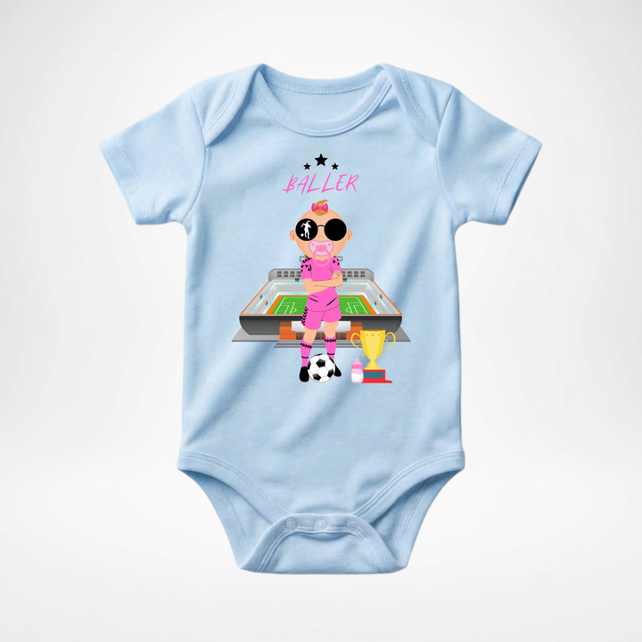 Hellblauer Baby Body kurzarm für Mädchen mit Fußball- Motiv, cooler Babybody aus Baumwolle mit Fußballerin- Design von der Baby- &amp; Kleinkind- Brand TIMMY &amp; MIMMY
