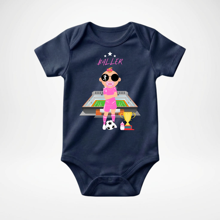 Navy blauer Baby Body kurzarm für Mädchen mit Fußball- Motiv, cooler Babybody aus Baumwolle mit Fußballerin- Design von der Baby- &amp; Kleinkind- Brand TIMMY &amp; MIMMY