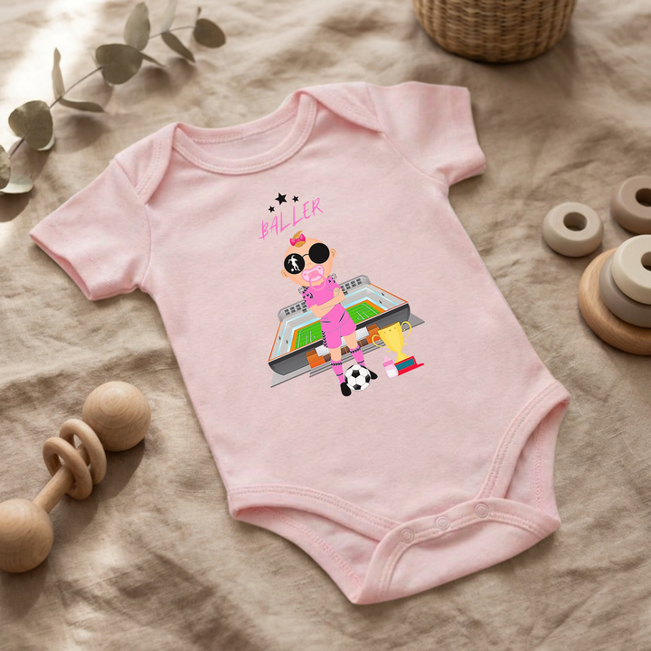 Rosa Baby Body für kleine Mädchen mit Fußballerin- Design im Flat Lay, Baby Kleidung mit Fußball- Motiv, Geschenkidee für Babys von der Baby und Kleinkind- Brand TIMMY &amp; MIMMY.