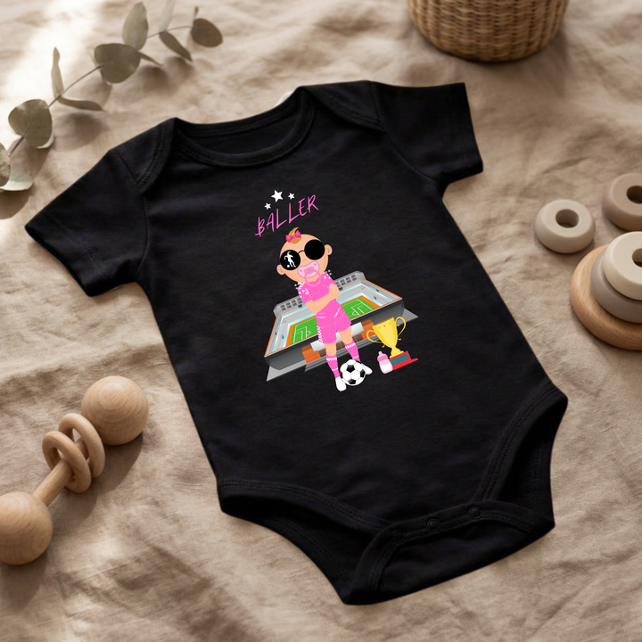 Schwarzer Baby Body für kleine Mädchen mit Fußballerin- Design im Flat Lay, Baby Kleidung mit Fußball- Motiv, Geschenkidee für Babys von der Baby und Kleinkind- Brand TIMMY &amp; MIMMY.