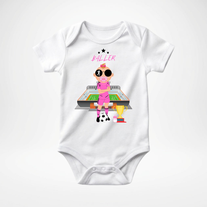 Weißer Baby Body kurzarm für Mädchen mit Fußball- Motiv, cooler Babybody aus Baumwolle mit Fußballerin- Design von der Baby- &amp; Kleinkind- Brand TIMMY &amp; MIMMY