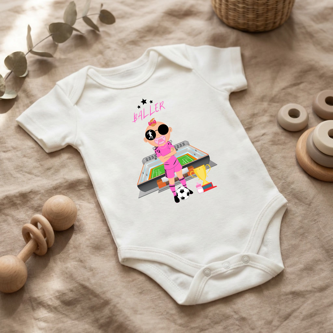 Weißer Baby Body für kleine Mädchen mit Fußballerin- Design im Flat Lay, Baby Kleidung mit Fußball- Motiv, Geschenkidee für Babys von der Baby und Kleinkind- Brand TIMMY &amp; MIMMY.