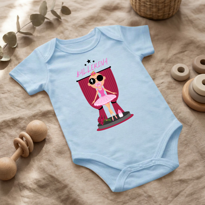 Hellblauer Baby Body für kleine Mädchen mit Prima Ballerina- Design im Flat Lay, Baby Kleidung mit Ballerina- Motiv, Geschenkidee für Babys von der Baby und Kleinkind- Brand TIMMY &amp; MIMMY.