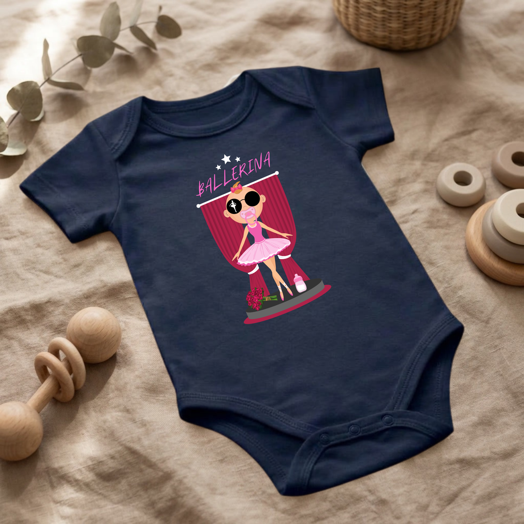 Navy blauer Baby Body für kleine Mädchen mit Prima Ballerina- Design im Flat Lay, Baby Kleidung mit Ballerina- Motiv, Geschenkidee für Babys von der Baby und Kleinkind- Brand TIMMY &amp; MIMMY.