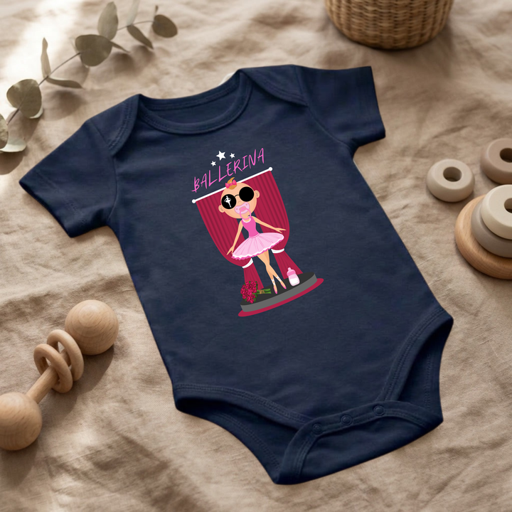 Navy blauer Baby Body für kleine Mädchen mit Prima Ballerina- Design im Flat Lay, Baby Kleidung mit Ballerina- Motiv, Geschenkidee für Babys von der Baby und Kleinkind- Brand TIMMY &amp; MIMMY.