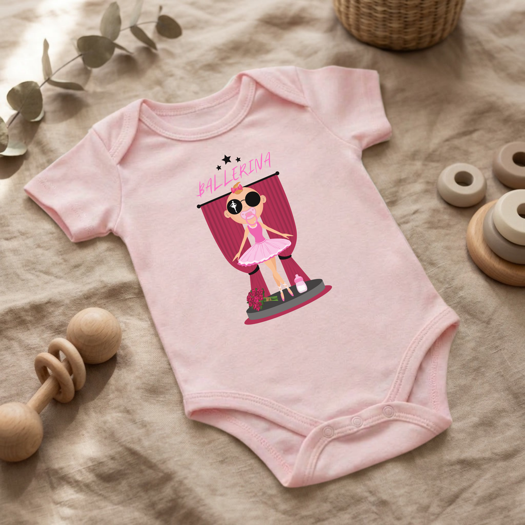 Rosa Baby Body für kleine Mädchen mit Prima Ballerina- Design im Flat Lay, Baby Kleidung mit Ballerina- Motiv, Geschenkidee für Babys von der Baby und Kleinkind- Brand TIMMY &amp; MIMMY.