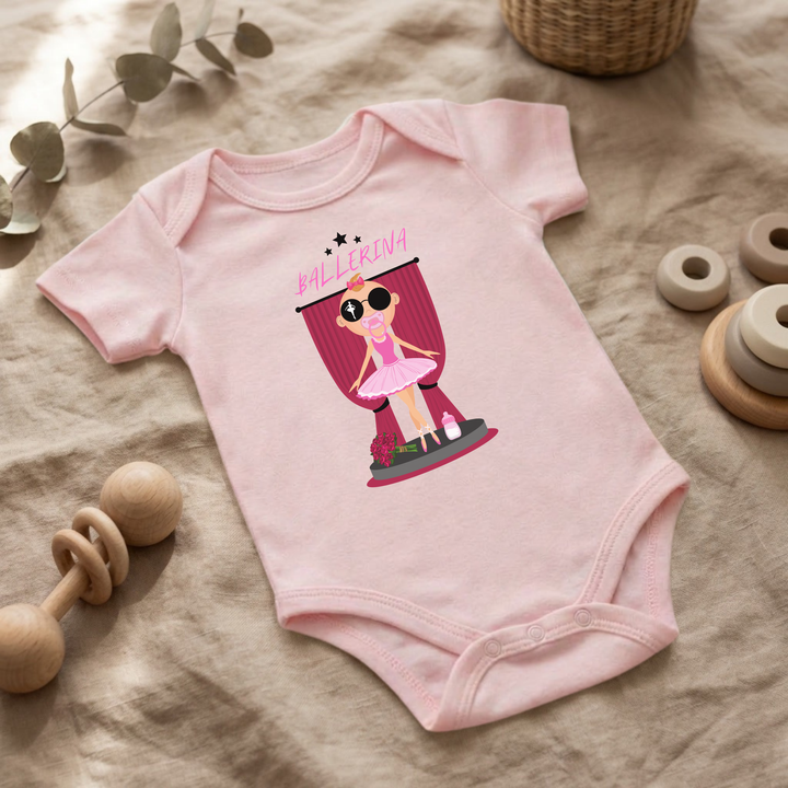 Rosa Baby Body für kleine Mädchen mit Prima Ballerina- Design im Flat Lay, Baby Kleidung mit Ballerina- Motiv, Geschenkidee für Babys von der Baby und Kleinkind- Brand TIMMY &amp; MIMMY.