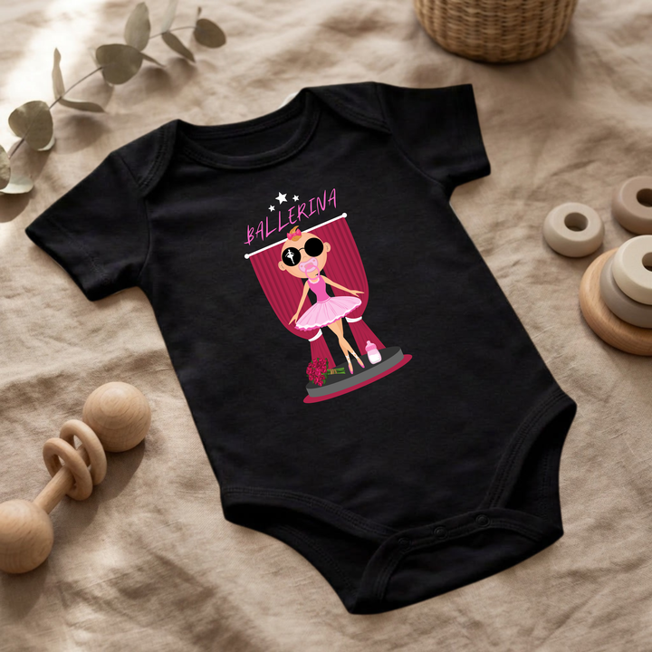 Schwarzer Baby Body für kleine Mädchen mit Prima Ballerina- Design im Flat Lay, Baby Kleidung mit Ballerina- Motiv, Geschenkidee für Babys von der Baby und Kleinkind- Brand TIMMY &amp; MIMMY.