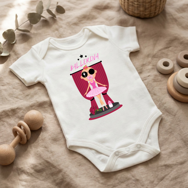 Weißer Baby Body für kleine Mädchen mit Prima Ballerina- Design im Flat Lay, Baby Kleidung mit Ballerina- Motiv, Geschenkidee für Babys von der Baby und Kleinkind- Brand TIMMY &amp; MIMMY.