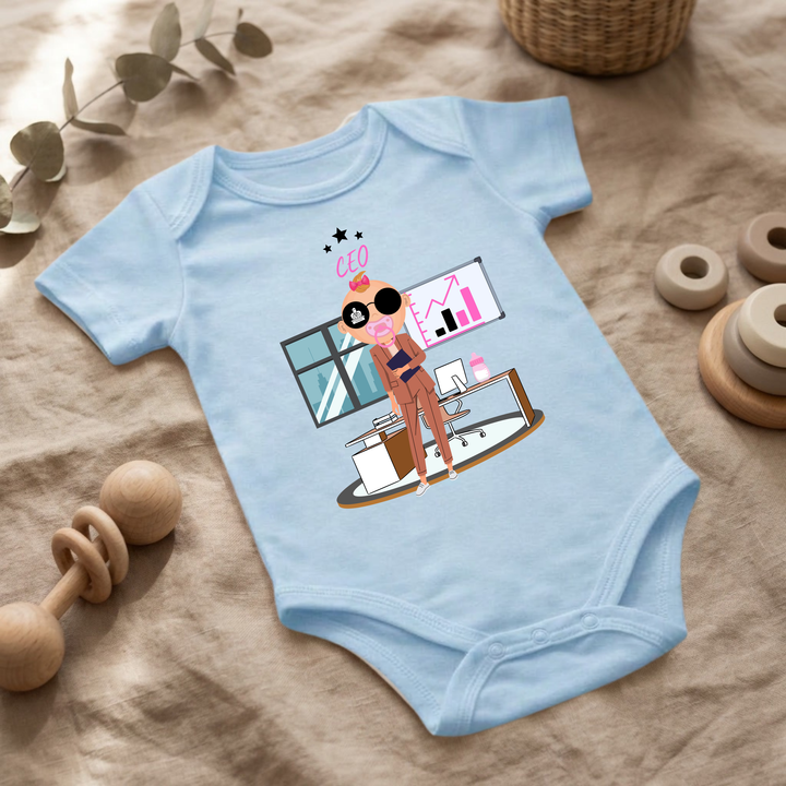 Hellblauer Baby Body für kleine Mädchen mit Business- Design im Flat Lay, Baby Kleidung mit CEO- Motiv, Geschenkidee für Babys von der Baby und Kleinkind- Brand TIMMY &amp; MIMMY.