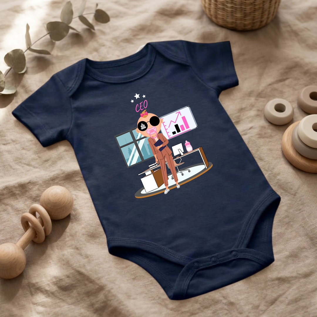 Navy blauer Baby Body für kleine Mädchen mit Business- Design im Flat Lay, Baby Kleidung mit CEO- Motiv, Geschenkidee für Babys von der Baby und Kleinkind- Brand TIMMY &amp; MIMMY.