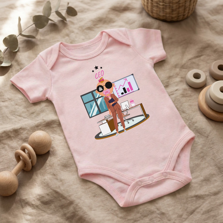 Rosa Baby Body für kleine Mädchen mit Business- Design im Flat Lay, Baby Kleidung mit CEO- Motiv, Geschenkidee für Babys von der Baby und Kleinkind- Brand TIMMY &amp; MIMMY.
