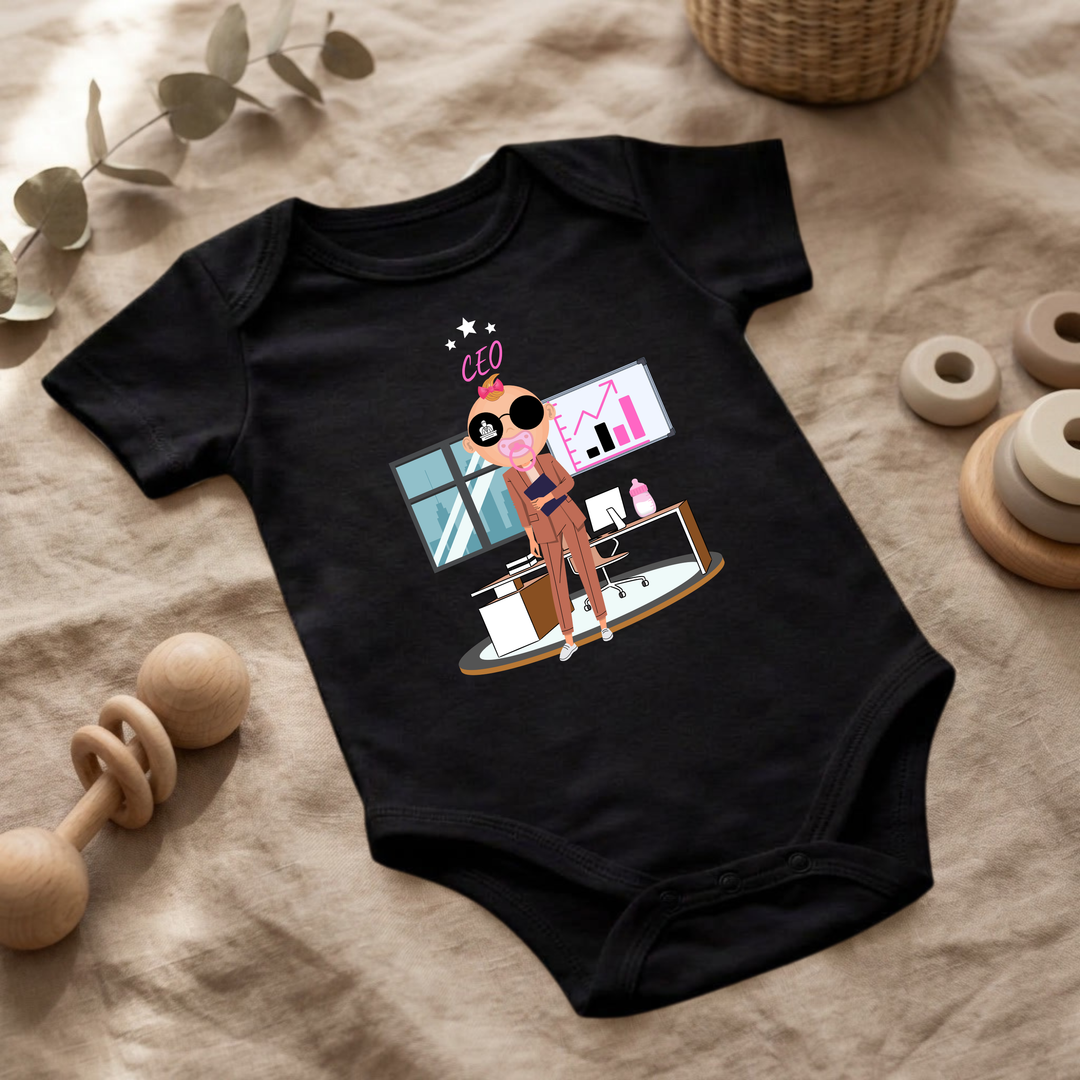 Schwarzer Baby Body für kleine Mädchen mit Business- Design im Flat Lay, Baby Kleidung mit CEO- Motiv, Geschenkidee für Babys von der Baby und Kleinkind- Brand TIMMY &amp; MIMMY.