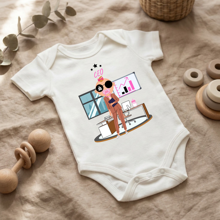 Weißer Baby Body für kleine Mädchen mit Business- Design im Flat Lay, Baby Kleidung mit CEO- Motiv, Geschenkidee für Babys von der Baby und Kleinkind- Brand TIMMY &amp; MIMMY.