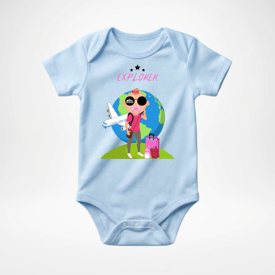 Hellblauer Baby Body kurzarm für Mädchen mit Explorer- Motiv, süßer Babybody aus Baumwolle mit Entdecker- Design von der Baby- &amp; Kleinkind- Brand TIMMY &amp; MIMMY