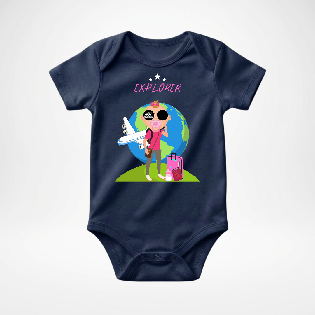 Navy blauer Baby Body kurzarm für Mädchen mit Explorer- Motiv, süßer Babybody aus Baumwolle mit Entdecker- Design von der Baby- &amp; Kleinkind- Brand TIMMY &amp; MIMMY