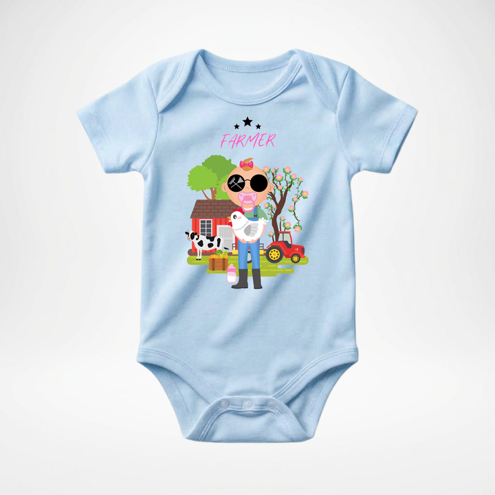 Hellblauer Baby Body kurzarm für Mädchen mit Farmer Motiv, cooler Babybody aus Baumwolle mit Bauernhof und Landwirtin Design der Baby-&amp; Kleinkind- Marke TIMMY &amp; MIMMY