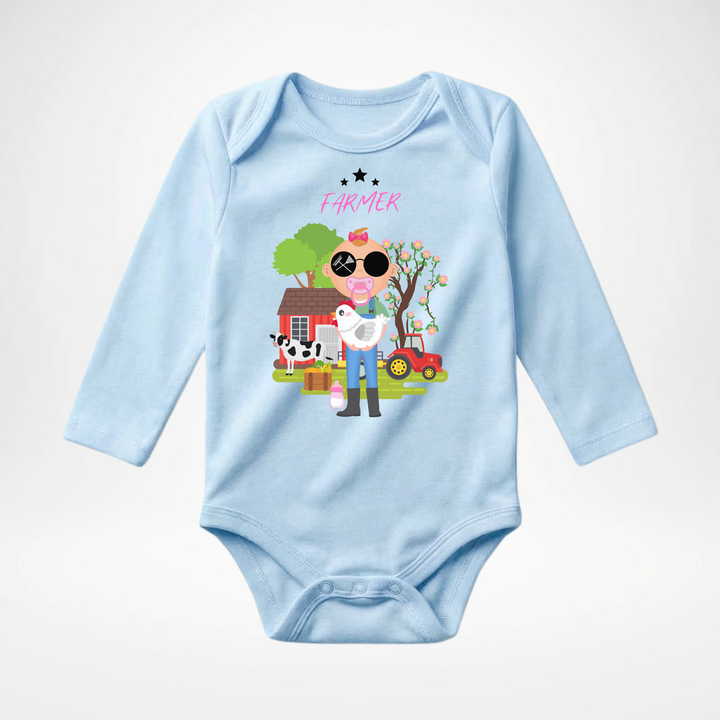 Hellblauer Baby Body langarm für kleine Mädchen mit Farmer Motiv, hochwertiger Babybody aus Baumwolle mit Bauernhof und Tier Design von TIMMY &amp; MIMMY