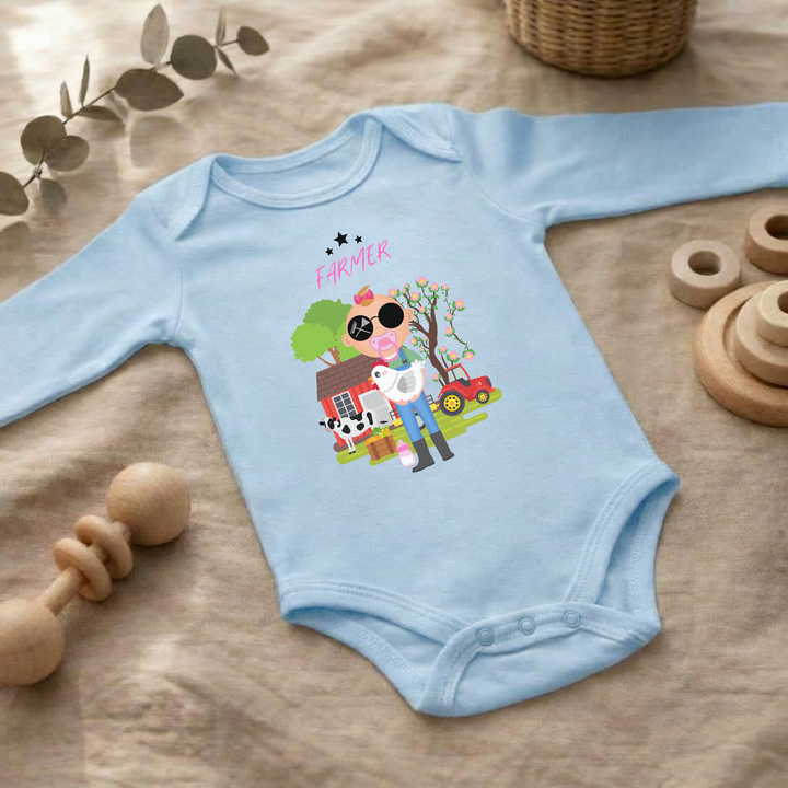 Hellblauer Baby Body langarm für Mädchen im Flat Lay mit Farmer Design, Baby Kleidung für Herbst und Winter mit Bauernhof- und Tier- Motiv von TIMMY &amp; MIMMY