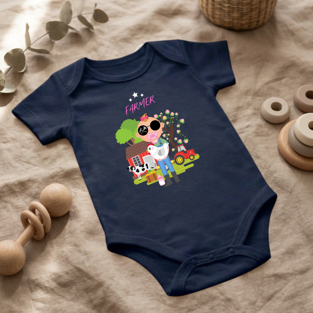 Navy blauer Baby Body für Mädchen mit Farmer Design im Flat Lay, Baby Kleidung mit Landwirt- Motiv und Tieren, Geschenkidee für Babys von der Baby und Kleinkind- Brand TIMMY &amp; MIMMY