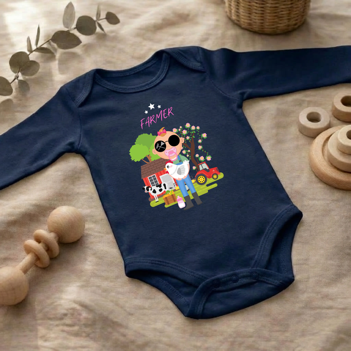Navy blauer Baby Body langarm für Mädchen im Flat Lay mit Farmer Design, Baby Kleidung für Herbst und Winter mit Bauernhof- und Tier- Motiv von TIMMY &amp; MIMMY