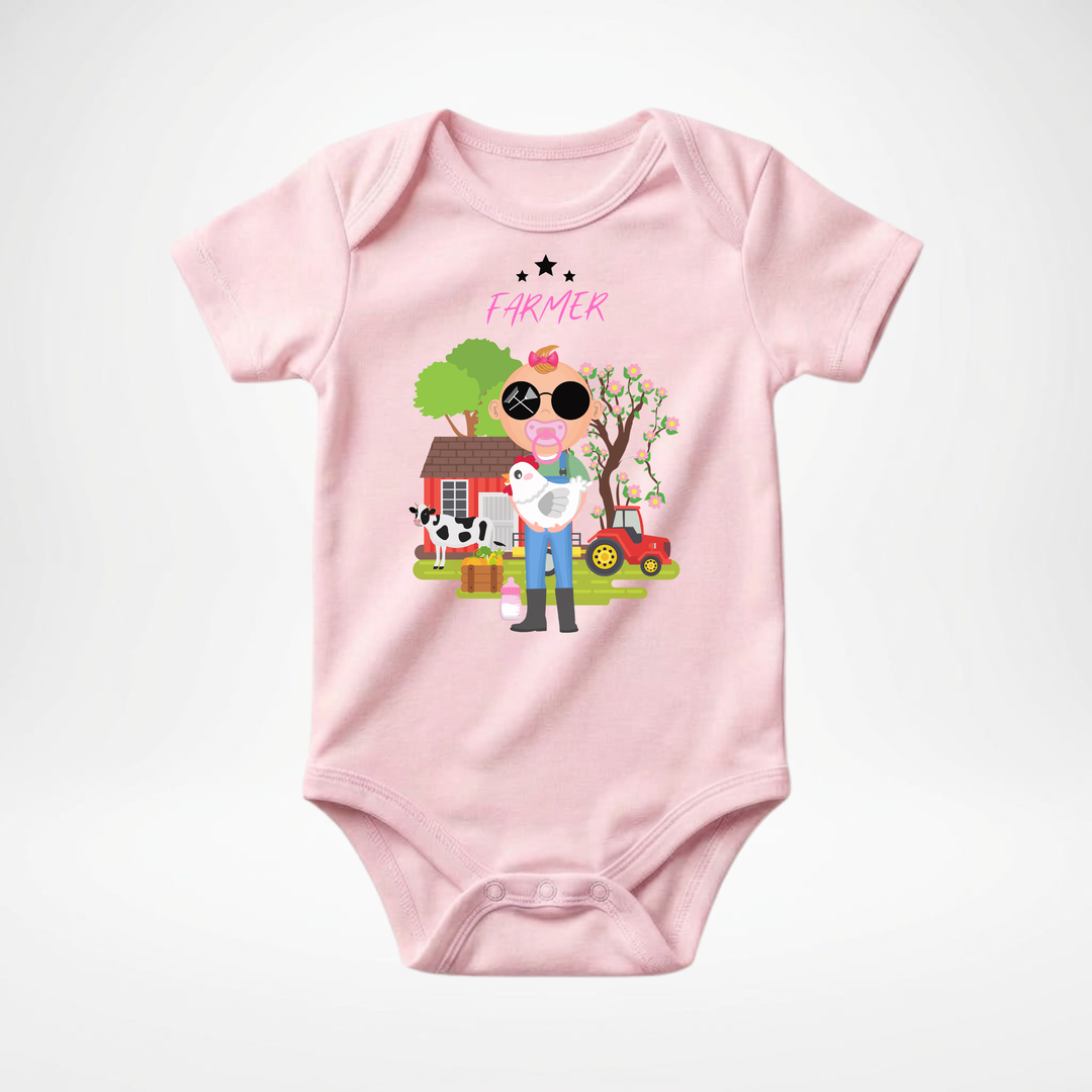 Rosa Baby Body kurzarm für Mädchen mit Farmer Motiv, cooler Babybody aus Baumwolle mit Bauernhof und Landwirtin Design der Baby-&amp; Kleinkind- Marke TIMMY &amp; MIMMY