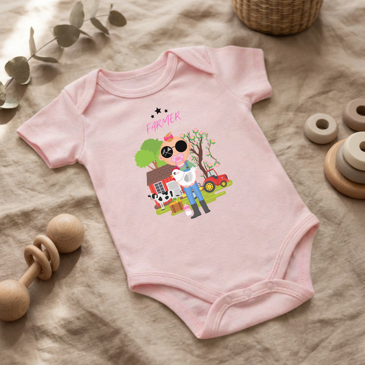 Rosa Baby Body für Mädchen mit Farmer Design im Flat Lay, Baby Kleidung mit Landwirt- Motiv und Tieren, Geschenkidee für Babys von der Baby und Kleinkind- Brand TIMMY &amp; MIMMY