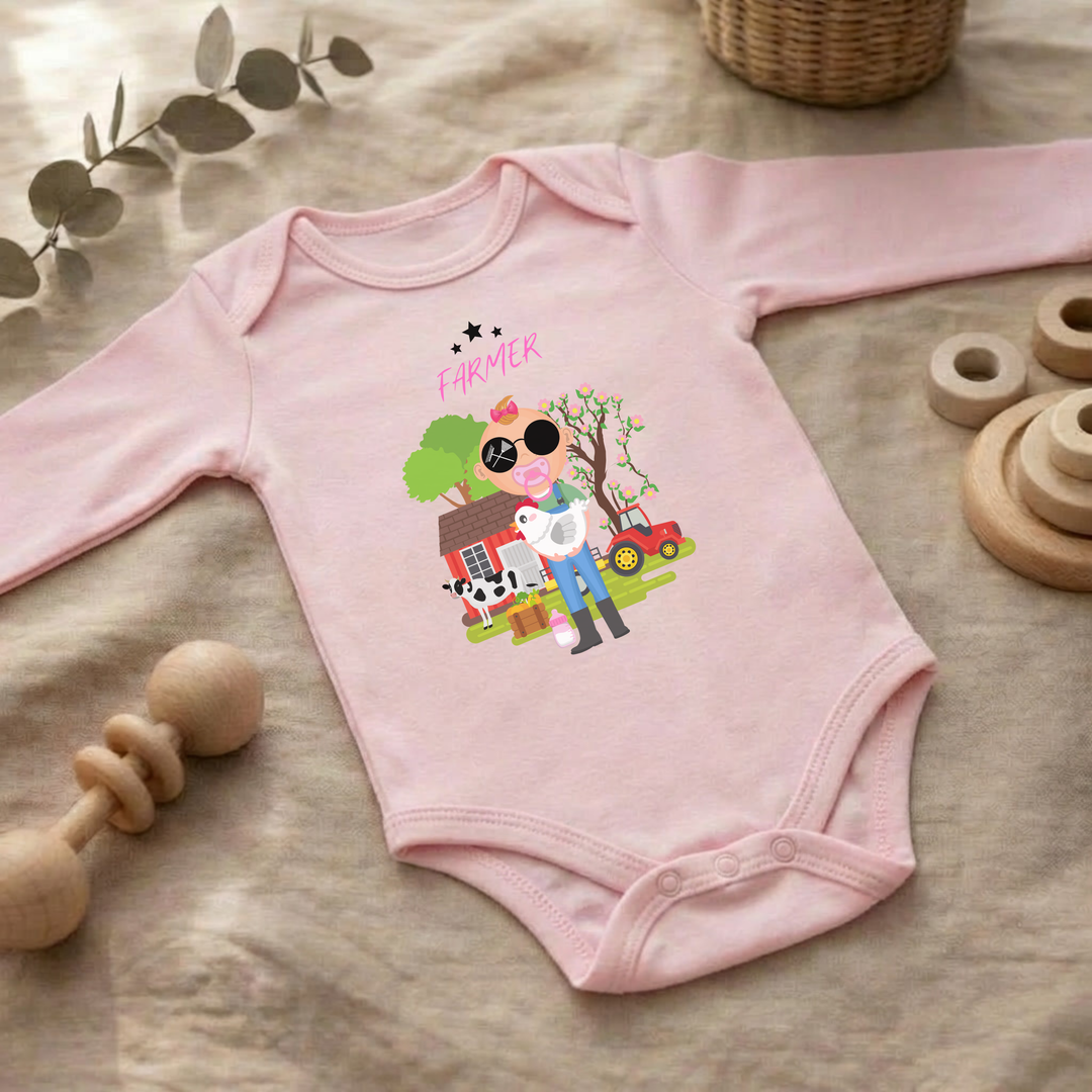 Rosa Baby Body langarm für Mädchen im Flat Lay mit Farmer Design, Baby Kleidung für Herbst und Winter mit Bauernhof- und Tier- Motiv von TIMMY &amp; MIMMY