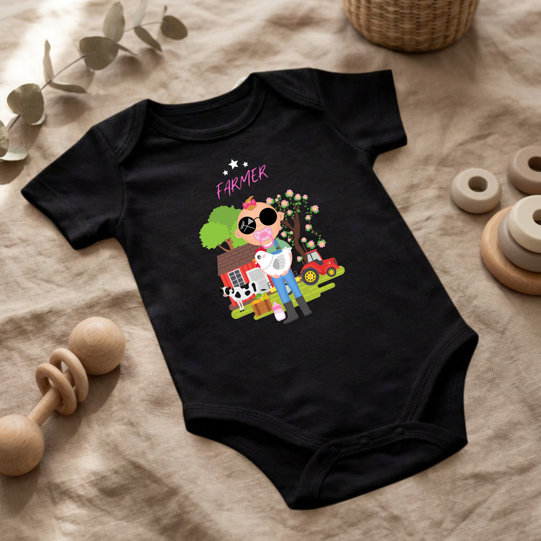 Schwarzer Baby Body für Mädchen mit Farmer Design im Flat Lay, Baby Kleidung mit Landwirt- Motiv und Tieren, Geschenkidee für Babys von der Baby und Kleinkind- Brand TIMMY &amp; MIMMY