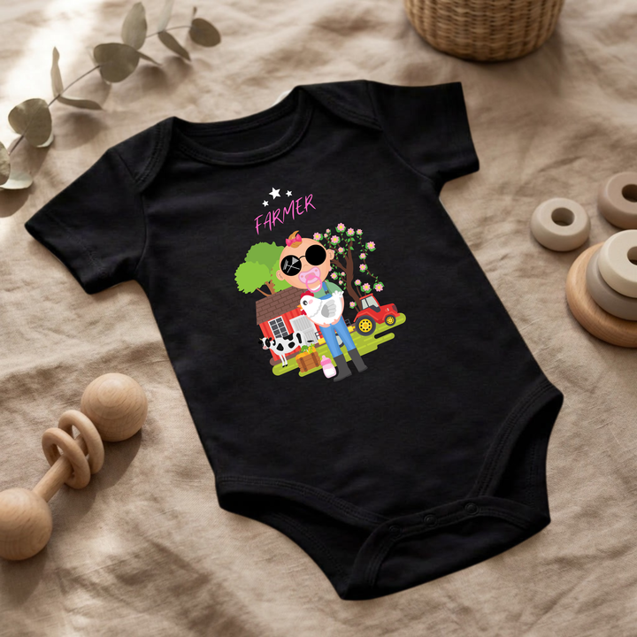 Schwarzer Baby Body für Mädchen mit Farmer Design im Flat Lay, Baby Kleidung mit Landwirt- Motiv und Tieren, Geschenkidee für Babys von der Baby und Kleinkind- Brand TIMMY &amp; MIMMY
