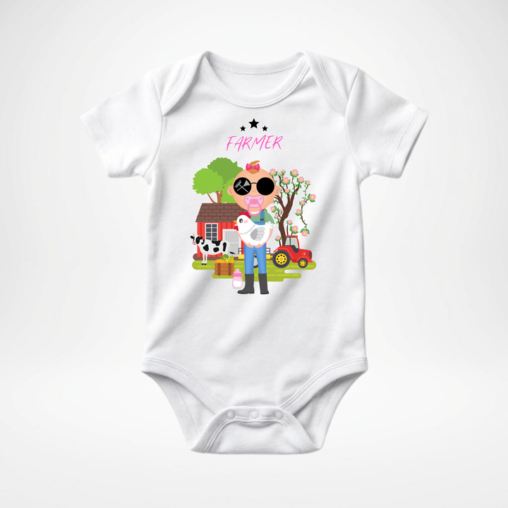 Weißer Baby Body kurzarm für Mädchen mit Farmer Motiv, cooler Babybody aus Baumwolle mit Bauernhof und Landwirtin Design der Baby-&amp; Kleinkind- Marke TIMMY &amp; MIMMY