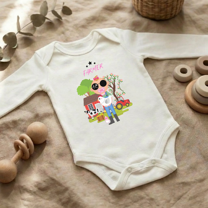 Weißer Baby Body langarm für Mädchen im Flat Lay mit Farmer Design, Baby Kleidung für Herbst und Winter mit Bauernhof- und Tier- Motiv von TIMMY &amp; MIMMY