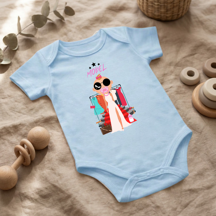 Hellblauer Baby Body für kleine Mädchen mit Model- Design im Flat Lay, Baby Kleidung mit Fashion- Motiv, Geschenkidee für Babys von der Baby und Kleinkind- Brand TIMMY &amp; MIMMY.