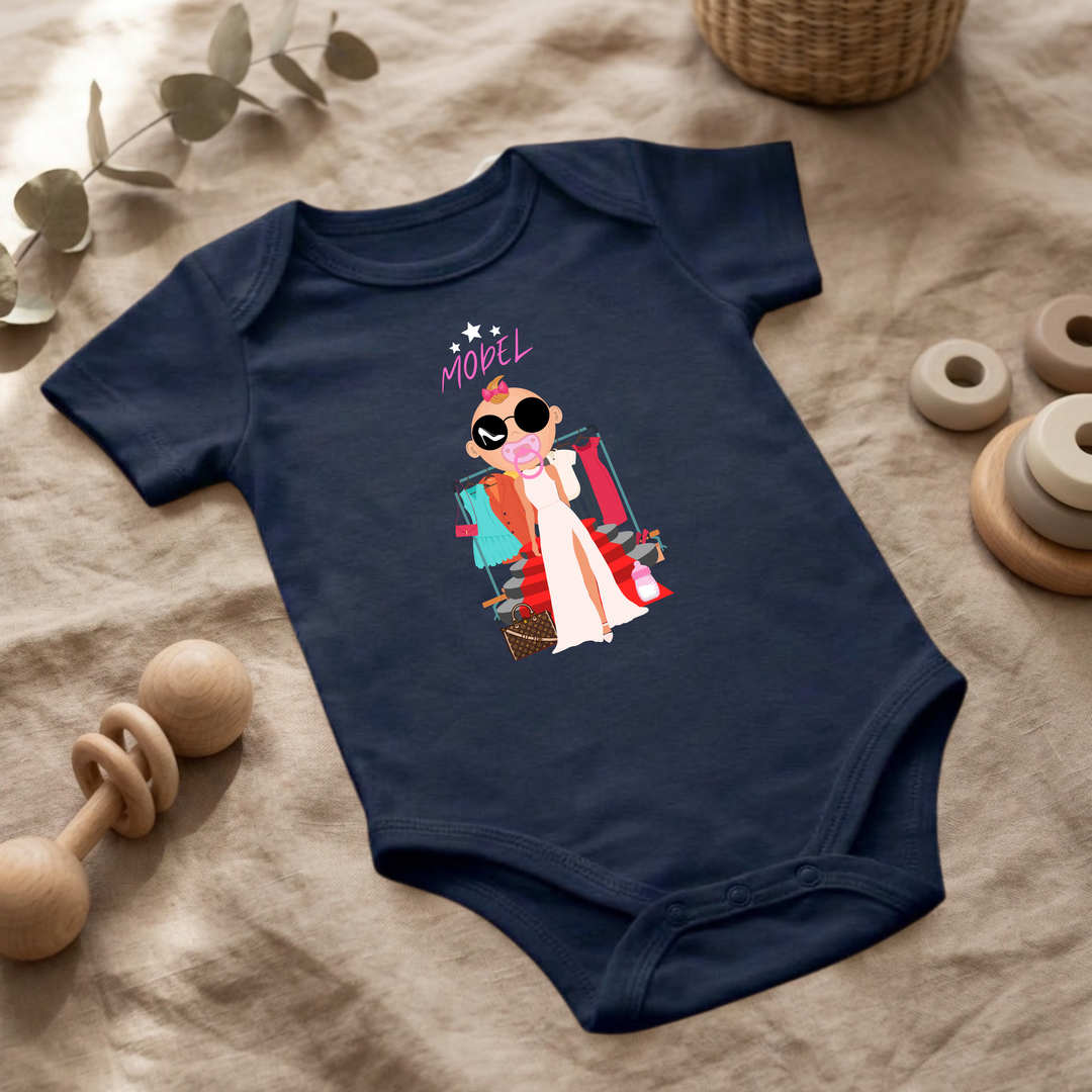 Navy blauer Baby Body für kleine Mädchen mit Model- Design im Flat Lay, Baby Kleidung mit Fashion- Motiv, Geschenkidee für Babys von der Baby und Kleinkind- Brand TIMMY &amp; MIMMY.